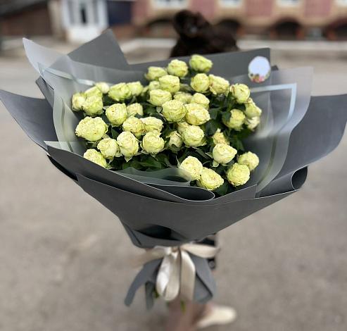 Букет Белые кустовые розы Солинеро в Дондуковской