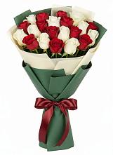 Букет Микс из красных и белых роз в Дондуковской
