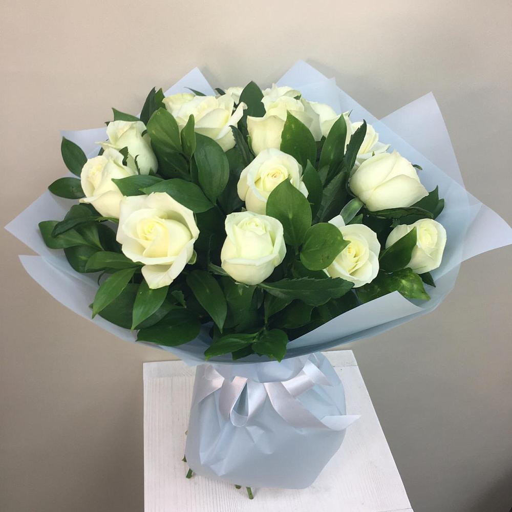 Букет 15 Белых роз Проуд в Дондуковской