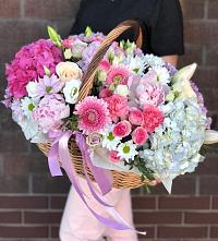 Композиция солнечный день в Дондуковской Цветочная композиция из Розы, Хризантемы, Пионы и Лизиантусы в корзине в Дондуковской