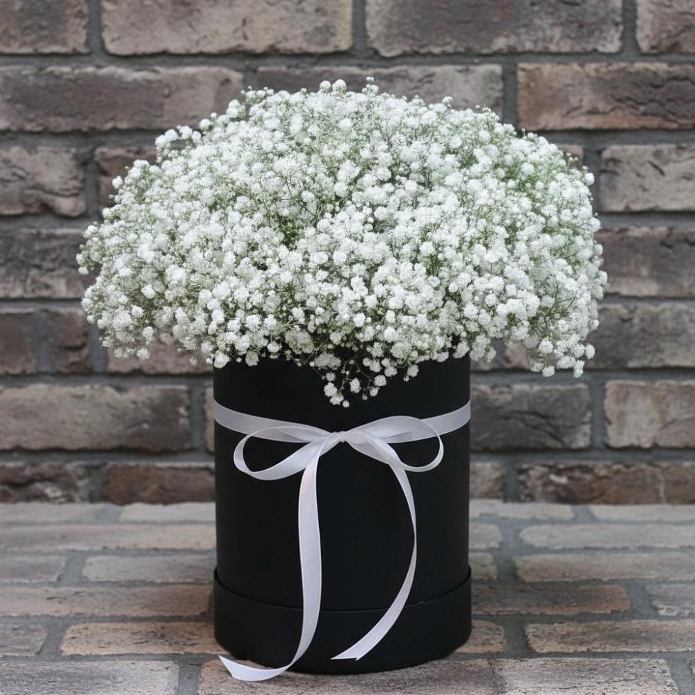 Цветочная композиция из Гипсофила в шляпной коробке в Дондуковской