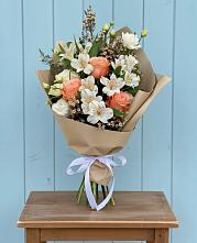 Букет цветов из:  Альстромерии, Лизиантусы, Розы и Хризантемы в Дондуковской