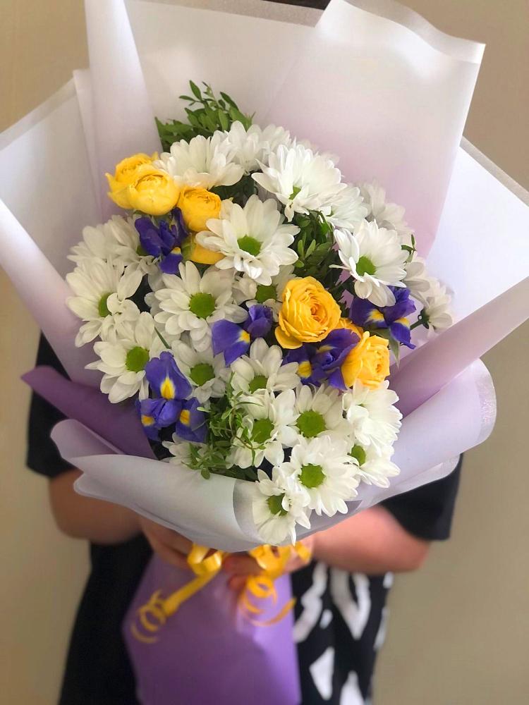 Букет цветов из: Ирисы, Хризантемы и Розы в Дондуковской