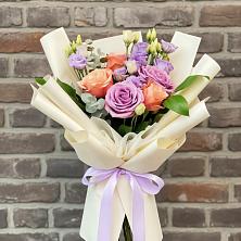 Букет цветов из:  Лизиантусы и Розы в Дондуковской