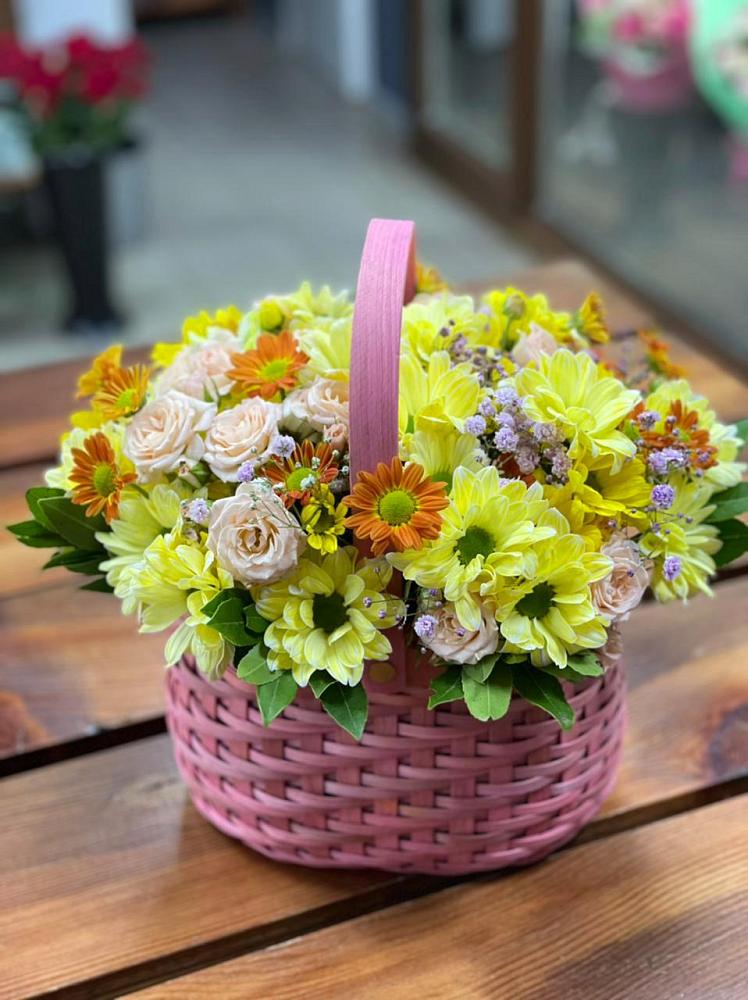Цветочная композиция из Хризантемы и Розы в корзине в Дондуковской
