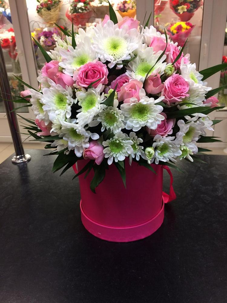 Цветочная композиция из Розы и Хризантемы в шляпной коробке в Дондуковской