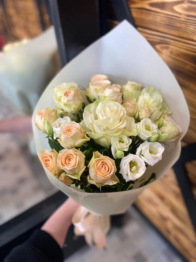 Букет цветов из: Розы и Лизиантусы в Дондуковской